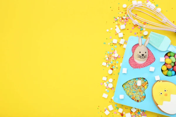 Koncepcja Wielkanocna Kolorowe Posypki Ciasteczkiem Piankami Jajkami Żółtym Tle — Zdjęcie stockowe