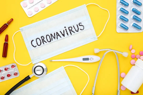Testo Coronavirus Con Pillole Stetoscopio Termometro Sfondo Giallo — Foto Stock