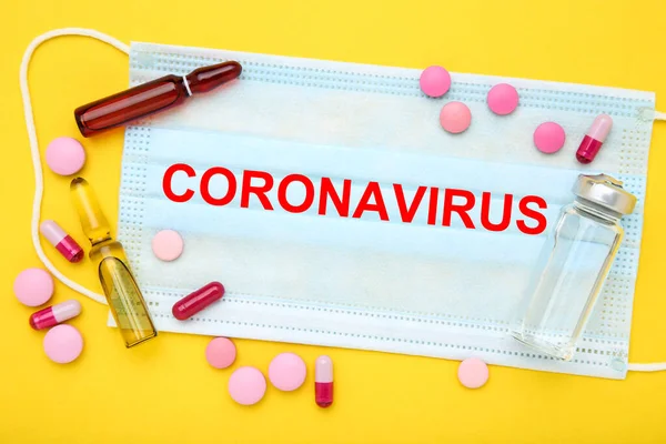 Concetto Coronavirus Maschera Con Pillole Fiale Mediche Sfondo Giallo — Foto Stock