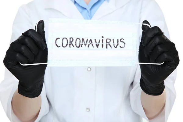 Médico Sosteniendo Máscara Con Texto Coronavirus — Foto de Stock