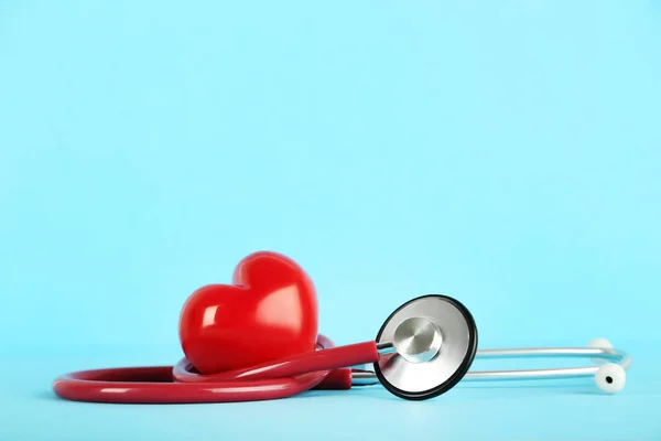 Stethoskop Mit Rotem Herz Auf Blauem Hintergrund — Stockfoto
