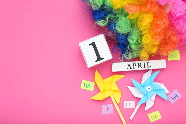 April Fool Day Calendario Legno Con Mulini Vento Carta Parrucca — Foto Stock