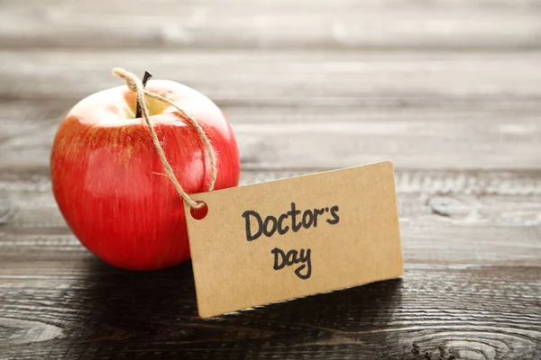 Texto Día Del Doctor Con Manzana Roja Sobre Mesa Madera — Foto de Stock