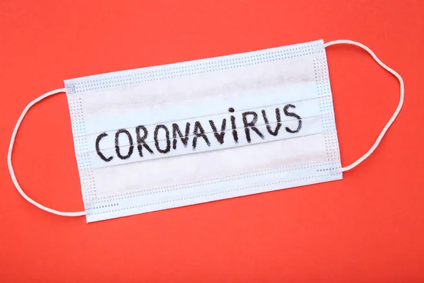 Máscara Com Texto Coronavirus Fundo Vermelho — Fotografia de Stock