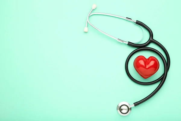 Stethoskop Mit Rotem Herz Auf Mint Hintergrund — Stockfoto