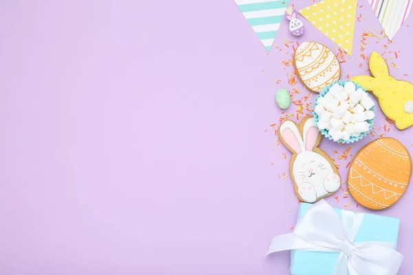 Великоднє Імбирне Печиво Подарунковою Коробкою Зморшки Зефір Фіолетовому Фоні — стокове фото