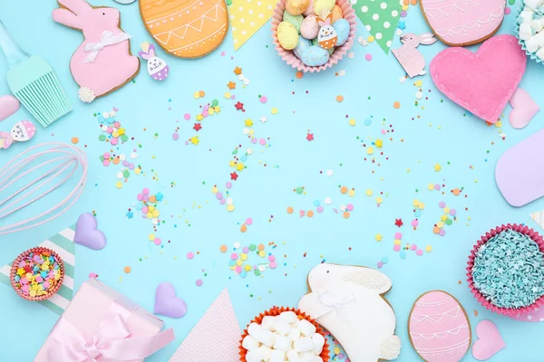 Oster Lebkuchen Mit Bunten Eiern Geschenkbox Und Streusel Auf Blauem — Stockfoto