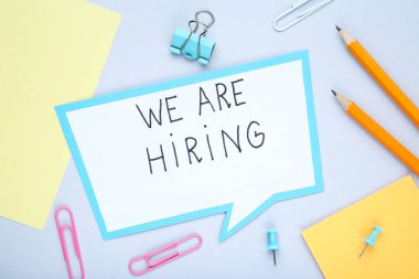 Metin Biz ataçlar ve kalemlerle kağıt konuşma balonunda kiralıyoruz