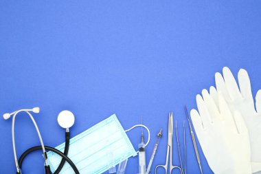 Doktor Günü konsepti. Mavi arkaplanda tıbbi araçlar