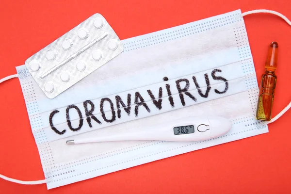 Testo Coronavirus Con Pillole Termometro Fiala Medica Sfondo Rosso — Foto Stock