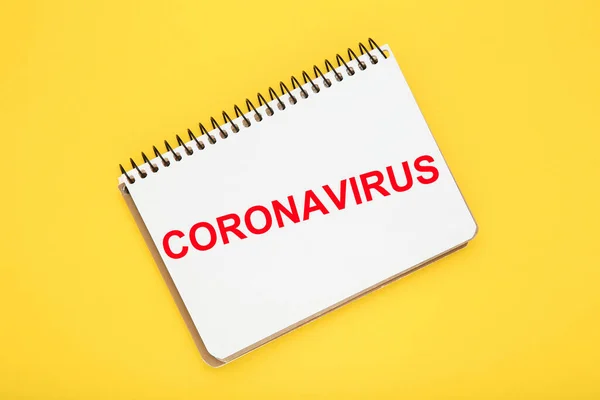 Bloco Notas Com Texto Coronavirus Fundo Amarelo — Fotografia de Stock