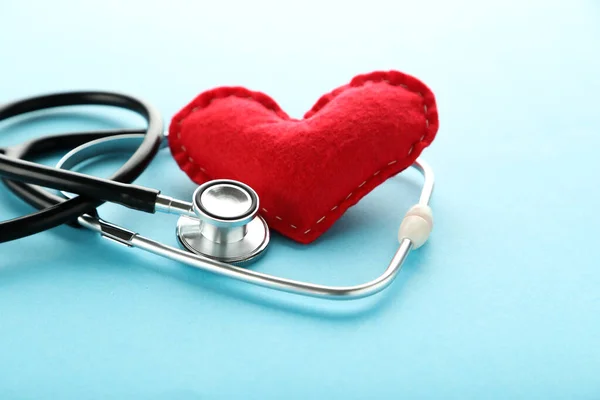 Stetoskop Červenou Tkaninou Srdce Modrém Pozadí — Stock fotografie