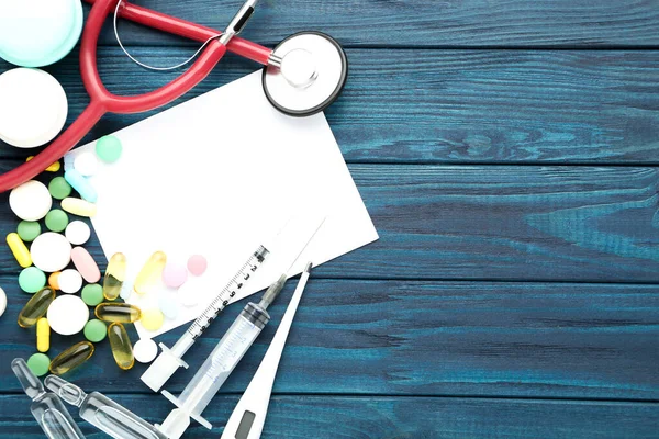 テキスト医師の日青い木製のテーブルの上に医療機器やカラフルな丸薬 — ストック写真