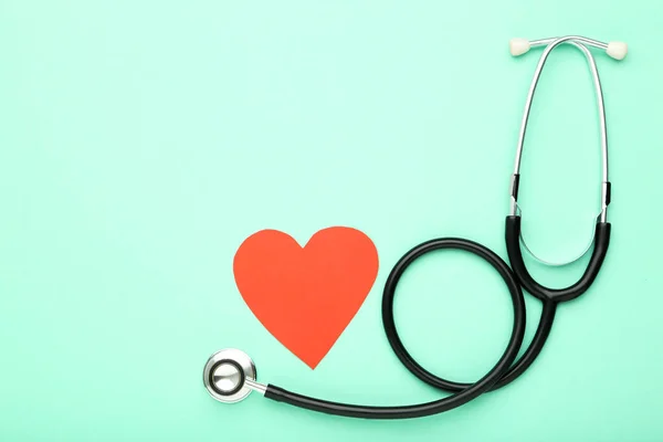 Stetoskop Červeným Papírovým Srdcem Mátovém Pozadí — Stock fotografie