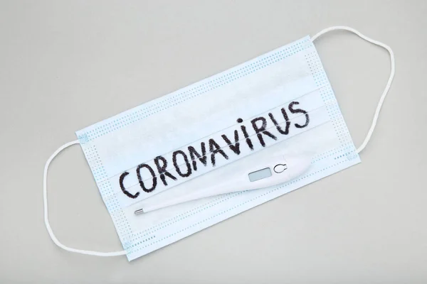 Máscara Com Texto Coronavirus Themometer Fundo Cinza — Fotografia de Stock