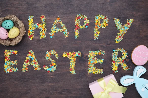 Texto Feliz Pascua Con Huevos Conejo Madera Caja Regalo Mesa — Foto de Stock