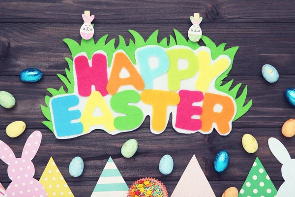Texto Feliz Pascua Huevos Colores Con Conejos Papel Banderas Mesa — Foto de Stock