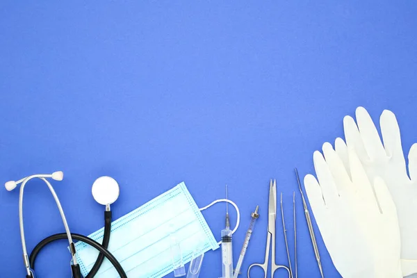 医者の日の概念 青い背景の医療機器 — ストック写真