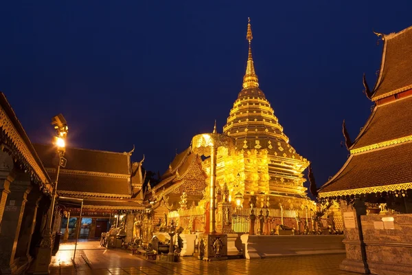 Wat Phra That Doi Suthep golden pagoda with deep blue twilight sky above it. — Stock Photo, Image