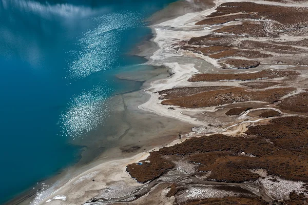 Flygfoto över Gokyo Lake turkos vatten och vit sand Beach Shore Line. — Stockfoto