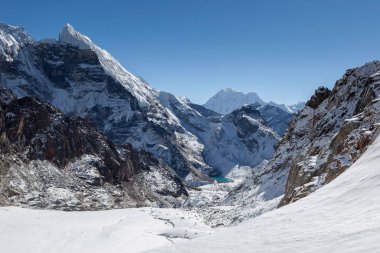 Üç geçer Trek Himalayalar, Nepal üzerinde inanılmaz dağ manzarası.