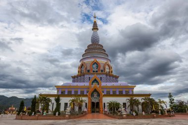 WAT u kristal Pagoda üstündeki dramatik bulutlu alacakaranlık gökyüzü Mae Ai bölgesinde, Chiang Mai Province, Tayland ile.