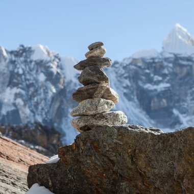 Dağ cairn Himalayalar, Nepal Everest saha kampı yolu üzerinde.