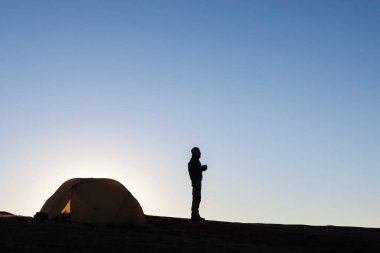 Nepal yüksek Himalaya dağlarında bir kız ve bir çadır kamp siluet.
