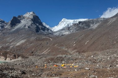 Ana kamp Nepal Everest alanında yüksek Himalaya dağlarında.