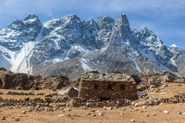 Cobertizo construido de piedras en las altas montañas del Himalaya . — Foto de Stock