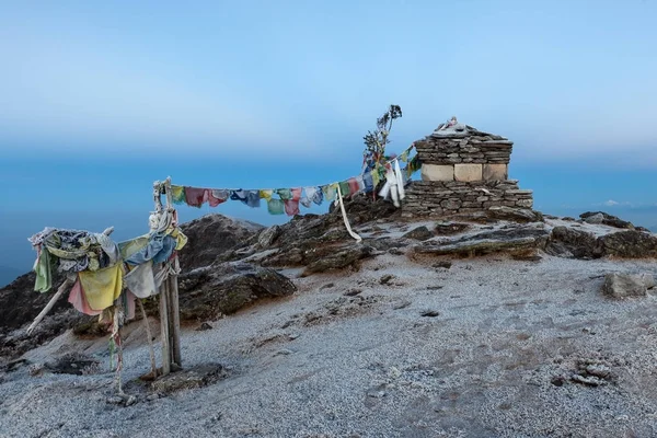 Banderas de oración budistas en un coro budista en la ruta del campamento base del Everest en Himalaya, Nepal . — Foto de Stock