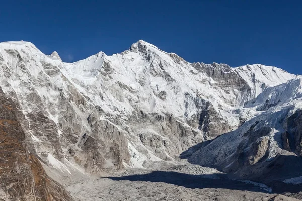 Čo Oju horský vrchol krajina za jasného dne vysoko v himálajské hory, národní Park Sagarmatha, Himálaj, Nepál. — Stock fotografie