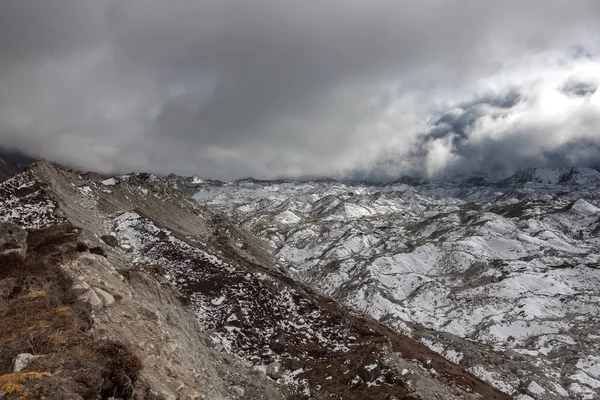 Vista dramática sobre o glaciar sombrio de Ngozumpa no Parque Nacional de Sagarmatha, Himalaia, Nepal . — Fotografia de Stock