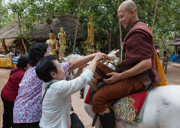 Chiang Rai, Thailand - 21 mei 2016: Boeddhistische monnik aalmoes ontvangen van lokale mensen in Golden Horse Temple 28wat Phra Archa Thong % 29. — Stockfoto