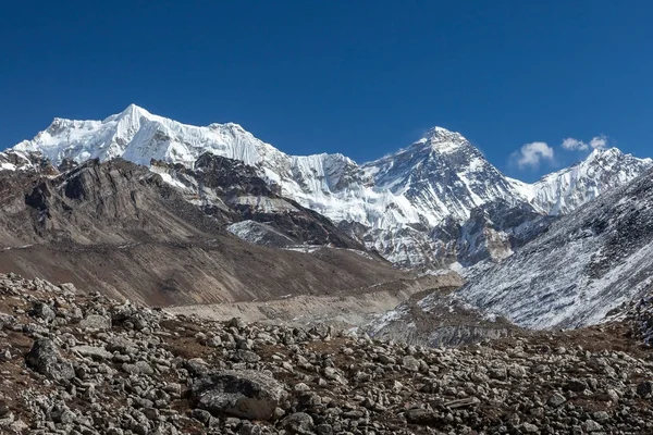 Montanha do Everest e vista da geleira de Ngozumpa do acampamento base Cho Ouy . — Fotografia de Stock