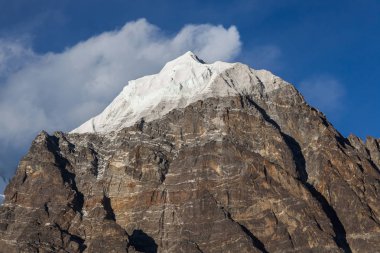 Karlı dağ tepe Himalayalar, Nepal ayağından görünümünden.