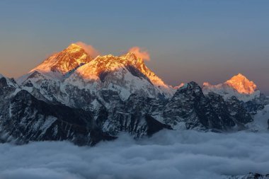 Nefes kesen günbatımı Everest Zirvesi, Renjo La geçidi görüntülemek.