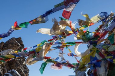 Renjo La sallayarak çok renkli Budist dua bayrakları üç geçer iz rota Himalayalar, Nepal geçmek.