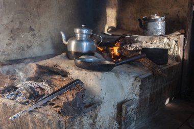 Eski Nepal Himalayalar küçük uzak köyde açık şömine, yasaktır kömür, su ısıtıcılar, kızartma tava ve tencere ile evde geleneksel mutfak.