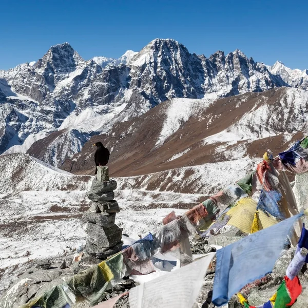 Bandeiras de oração budistas em cairns de montanha na rota do acampamento base do Everest no Himalaia, Nepal . — Fotografia de Stock