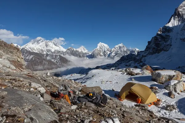 Processo de criação do acampamento com vista para o cume do Monte Everest . — Fotografia de Stock