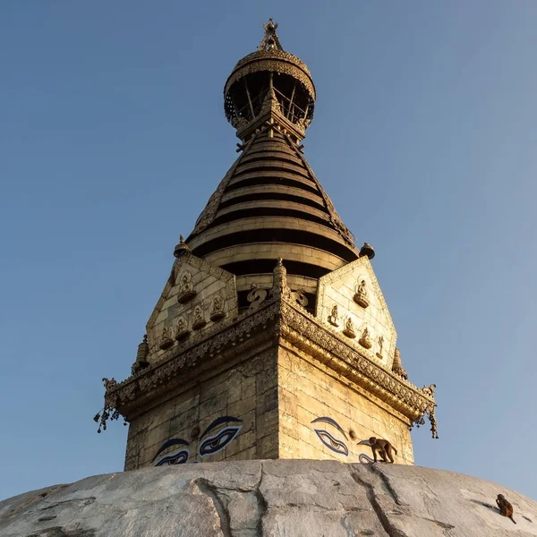 Swayambhunath antigo complexo religioso budista no topo de uma colina no Vale de Kathmandu, Nepal . — Fotografia de Stock