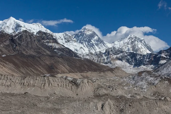 Monte Everest Pico% 28Sagarmatha, Chomolungma% 29 - o topo do mundo% 288848 m% 29 . — Fotografia de Stock