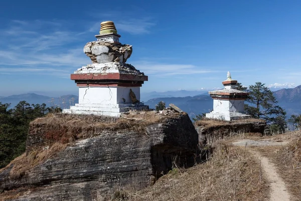 Estupas budistas en pueblo remoto en Himalaya con altas montañas rocosas en el fondo . — Foto de Stock