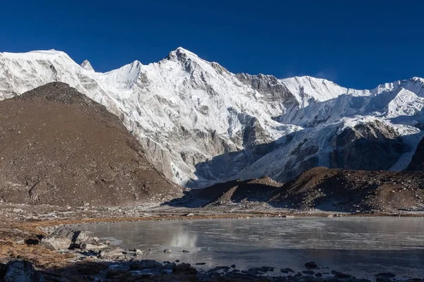 Wunderschöner Berg cho oyu und grauer Moränensee mit Eis bedeckt. — Stockfoto