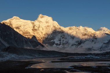 Muhteşem dağ Cholatse manzara Himalayalar, Nepal.