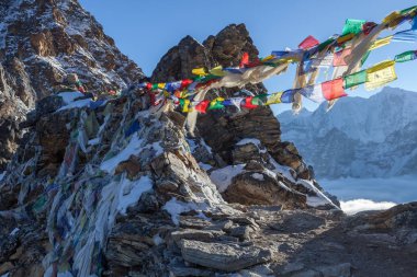 Renjo La Budist dua bayrakları üç geçer iz rota Himalayalar, Nepal geçmek.