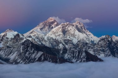 Everest Dağı'nın Zirvesi inanılmaz gökyüzü gradyan maviden pembe ve mor, görünüme Renjo La Geçidi ile üzerinde şaşırtıcı günbatımı.