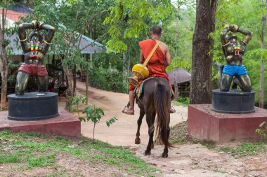 Chiang Rai, Tayland - 21 Mayıs 2016: arkadan altın at Tapınağı % 28wat Phra Arça tanga % 29 görünümünde bir binicilik Budist rahip.