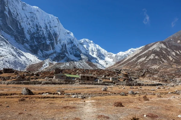 Montañas nevadas del Himalaya y pueblo nepalí en el área del campamento base del Everest . — Foto de Stock